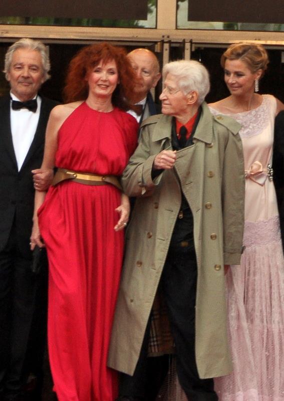 L'équipe de "Vous n'avez encore rien vu" au festival de Cannes. De gauche à droite : Pierre Arditi, Sabine Azéma, Alain Resnais, Anne Consigny. Derrière, à demi caché : Gilles Jacob, président du festival de Cannes