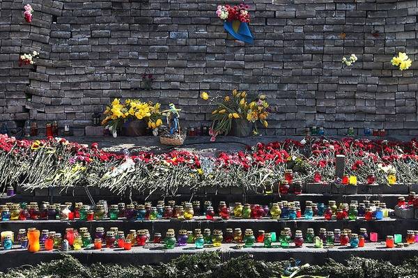 Fleurs et bougies en hommage aux 100 morts dans les manifestations pour la démocratie