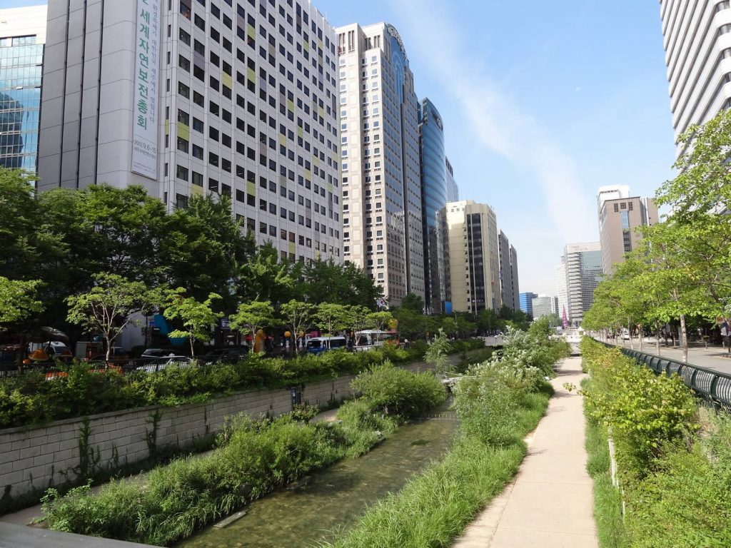 La rivière Cheonggyecheon à Séoul, aménagée en lieu de promebade, au pied des immeubles.