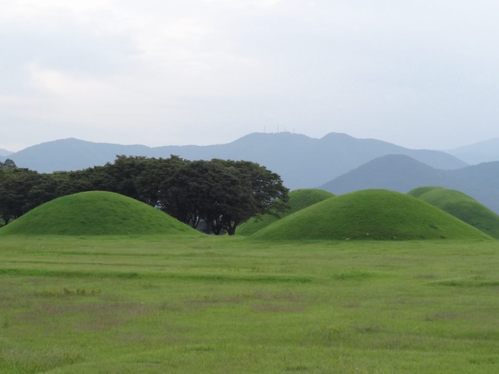 Douces collines de timuli sur fond de montagnes