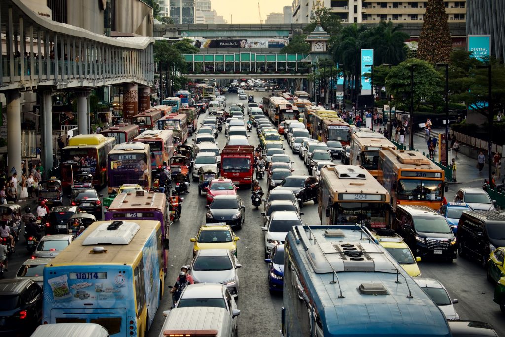 Embouteillage dans une rue d'une ville