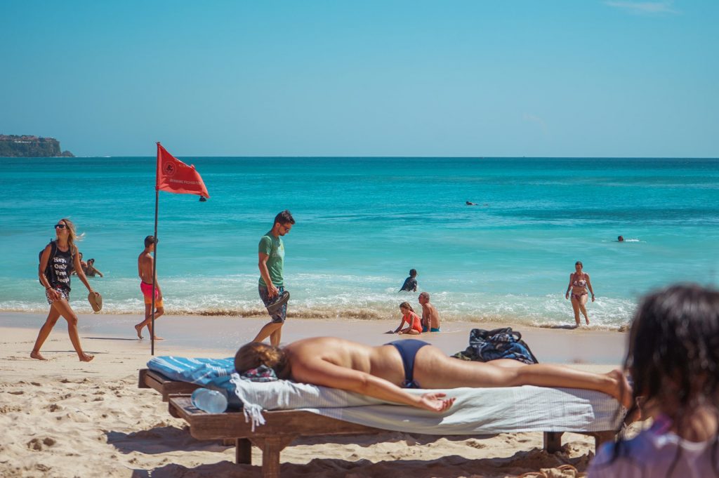 Touristes sur une plage