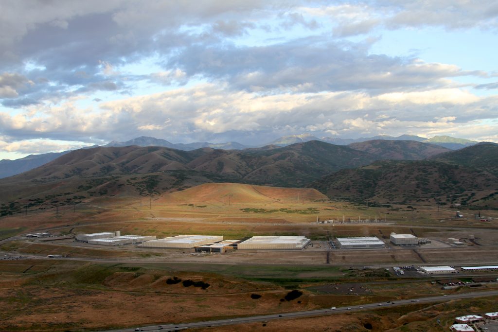 Data center dans un paysage de montagne