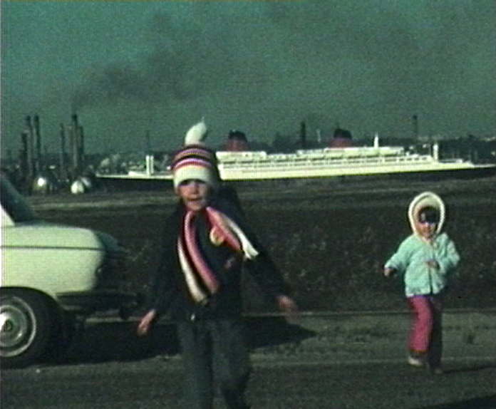 enfants jouant sur les quais, devant le paquebot France