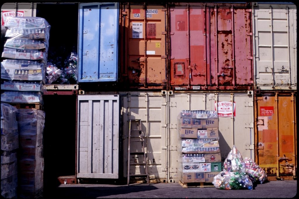 Photo de conteneurs remplis de déchets