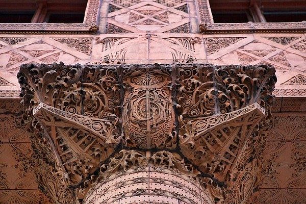 Chapiteau aux motifs végétaux surmontant une colonne du Guaranty Building