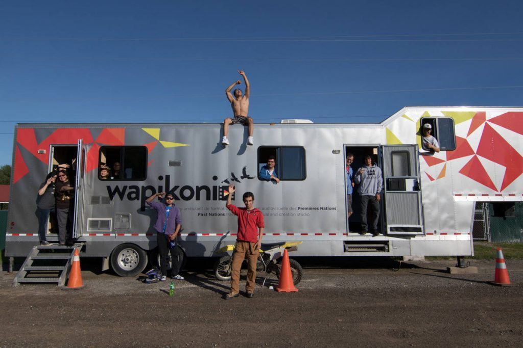 Des jeunes devant la roulotte du Wapikoni mobile