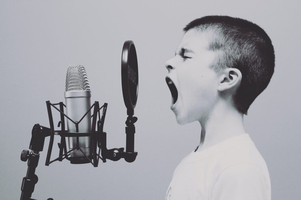 Un enfant crie devant un micro