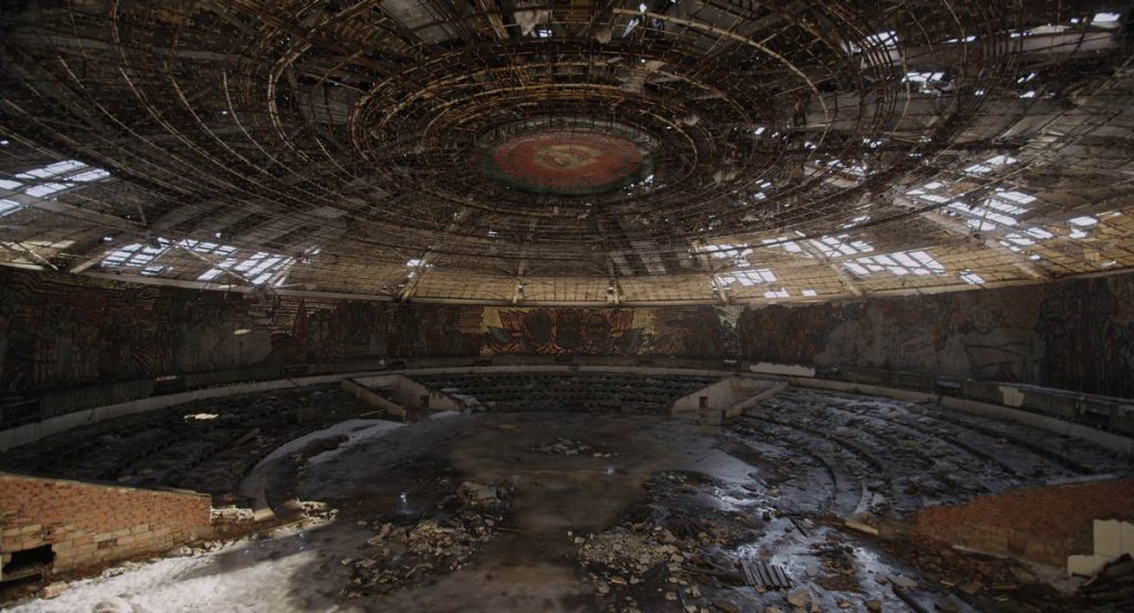 une salle de spectacle à l'abandon