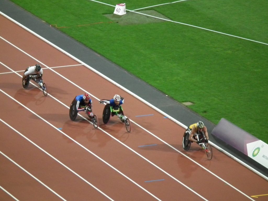 Course d'athlètes en fauteuil