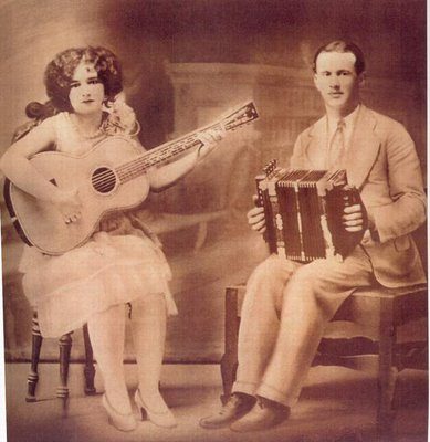 Joe à l'accordéon et Cléoma à la guitare