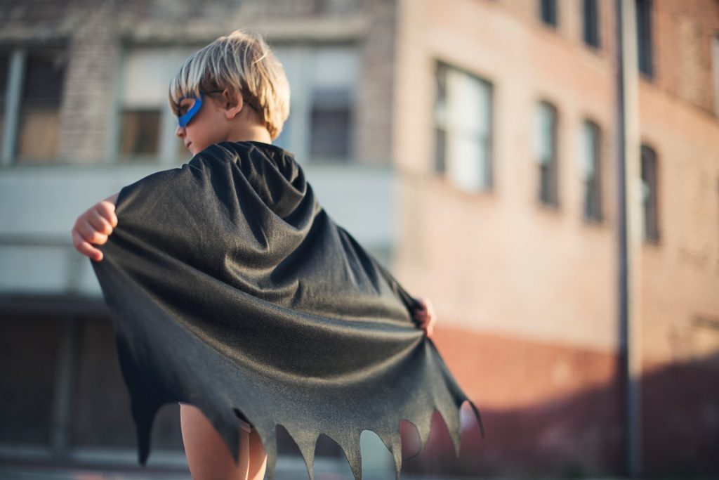 Un enfant portant un déguisement de Batman