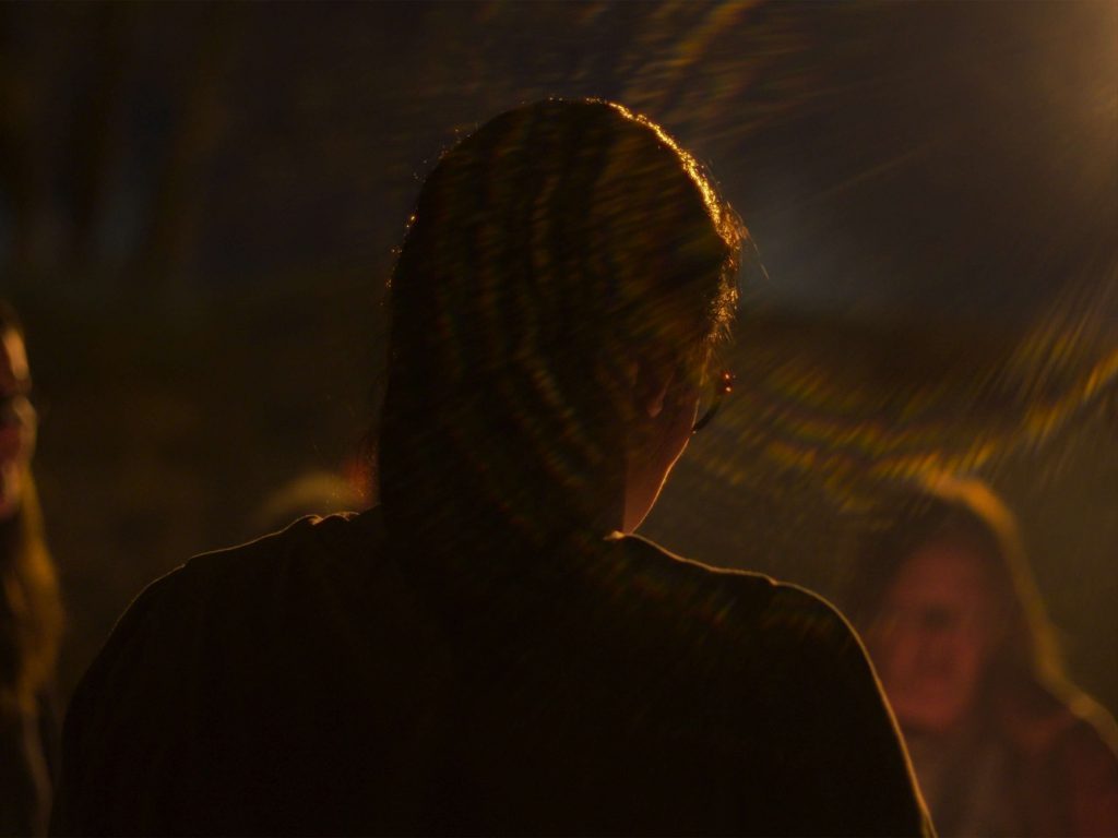 Femme de dos qui parle