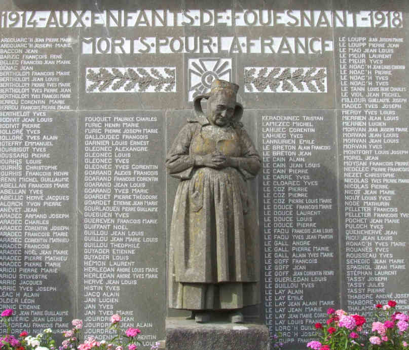 Statue de bretonne, les mains sur le ventre, la tête penchée. Derrière, le titre Enfant de Fouesnant - 1918 et la liste des noms de morts pour la France.