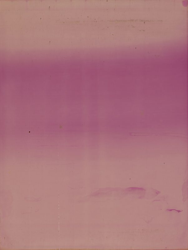 Silver 258, de Wolfgang Tillmans, réalisée en 2017, présente une surface abstraite marquée par un subtil dégradé de couleurs, allant d’un beige doux en haut de l’image à un violet rosé plus intense vers le bas. De fines textures, stries et taches diffuses parsèment la composition, témoignant d’un processus chimique contrôlé, propre aux expérimentations de l’artiste avec le support photographique argentique. L’œuvre évoque une atmosphère à la fois onirique et méditative, où l’absence de formes reconnaissables invite à la contemplation pure de la matière et de la lumière. Des irrégularités — traces, micro-rayures, variations d’intensité — apportent une sensation d’aléatoire maîtrisé, renforçant la dimension sensible et tangible du travail. Cette pièce s’inscrit pleinement dans la série « Silver », où Tillmans explore les potentialités plastiques de la photographie au-delà de la représentation figurative.