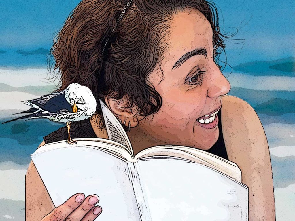 Photomontage : un femme tient un livre ouvert et tend l'oreille pour écouter le son des pages. Sur le livre est perchée une mouette. Fond bleu évoquant une scène d'été au bord de la mer
