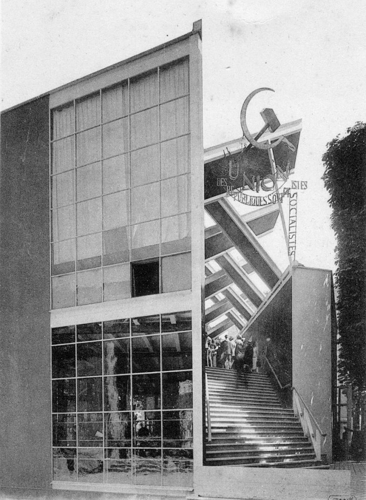 Photo en noir et blanc du pavillon russe de Melnikov. Construction asymétrique, avec un escalier surmonté d'une faucille et d'un marteau.