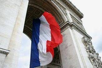 photographie de l'Arc de triomphe et son étendard