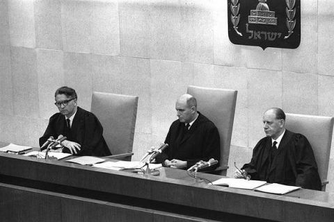 photo d'archives des juges du procès d'Eichmann en 1961