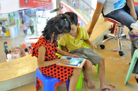 enfants sur une tablette