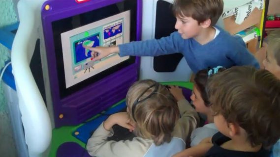 groupe d'enfant sur un logiciel d'apprentissage