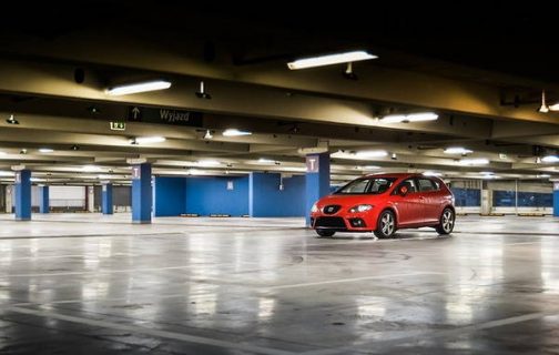 photo d'une voiture stationnée dans un parking souterrain