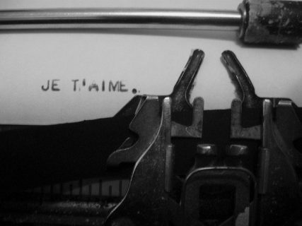 photo d'un message laissé sur une page d'une machine à écrire (je t'aime)