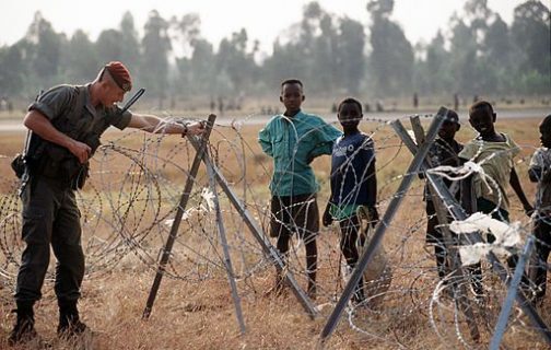 Un soldat français, des forces internationales soutenant l'effort de secours pour les réfugiés rwandais ajustant un barbelé autour de l'aéroport