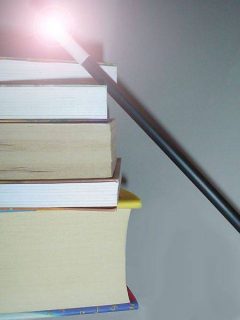 Pile de livres et baguette magique