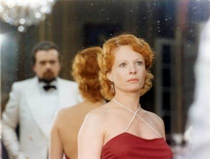 Delphine Seyrig en premier plan et Michael Lonsdale en arrière-plan