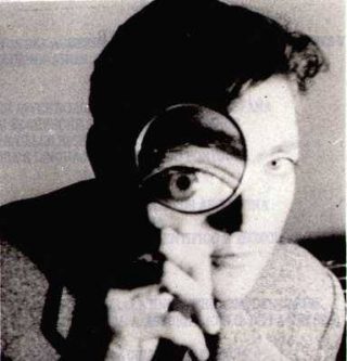 Photo de Cortázar à la loupe par Sara Facio, 1967