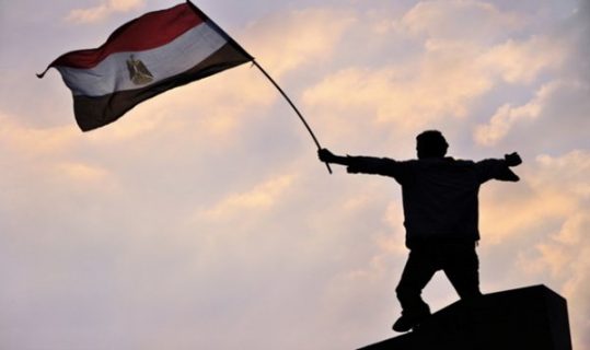 Photo d'un homme portant le drapeau egyptien