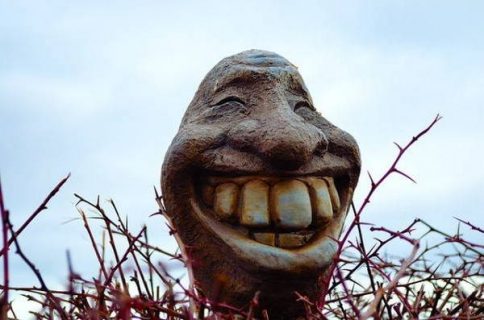 Tête sculptée avec un large sourire