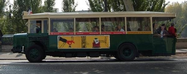 photographie d'un vieil autobus parisien