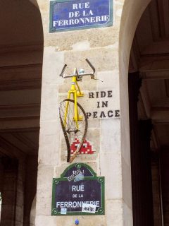 Avant de vélo accroché sur un mur