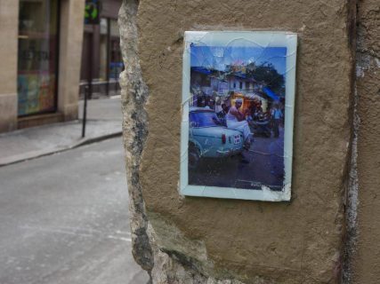 photographie cimentée sur une façade