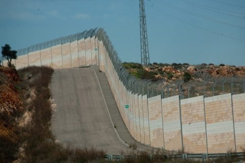 Photographie couleur du mur entre Israël et la Cisjordanie