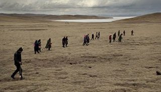 Fonte accélérée des glaciers, montée des eaux, sécheresses et inondations : aux quatre coins du monde, le dérèglement climatique est à l'œuvre. Partout, il affecte les modes de vie, menaçant les cultures et la sécurité des populations. Récit en 13 reportages interactifs.