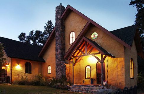 Extérieur d'une maison en paille terminée, de nuit