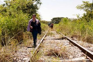 En octobre 2015, l’Agence des Nations Unies pour les réfugiés alerte sur l’imminence d’une seconde crise des migrants en Amérique centrale. L’étude Women on the run (femmes en fuite), fait état de dizaines de milliers de femmes originaires du Salvador, du Honduras, du  Guatemala et de quelques régions du Mexique fuyant la violence des gangs, souvent seules. Si certaines parviennent jusqu’aux États-Unis, la plupart demandent l’asile dans les pays voisins. Pour en savoir plus sur cette crise régionale, retrouvez sur Balises le dossier consacré à l’exposition “Amexica”.