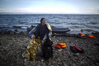 Ce grand reportage initié par le média francophone TV5 Monde s’appuie sur des données chiffrées récentes. C’est une analyse de la spécificité des migrations des femmes dans la problématique actuelle des réfugiés. Les portraits de femmes évoqués dans la vidéo donnent accès à la diversité des raisons du départ et des difficultés du parcours. Une expérience d’intégration réussie en Angleterre ouvre sur la question de l’accueil de ces femmes à leur arrivée.