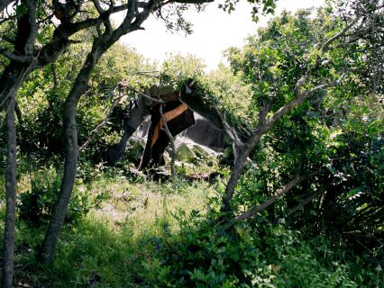 Abri caché dans la verdure dans les collines près de Tanger