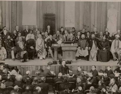 Photographie d’une session du Parlement des religions qui s’est tenu en 1893 durant l’Exposition universelle de Chicago