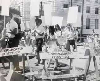 photographie de la performance Blank Placard Dance, organisée par Anna Halprin à San Francisco en 1967