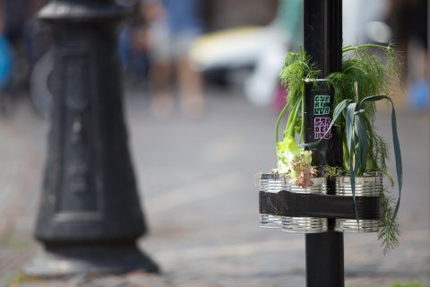 Décoration fleural d'un poteau dans la rue