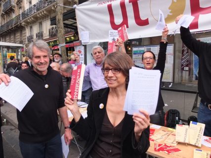 Adhérents et directeur d'Utopia, vente de livres dans la rue