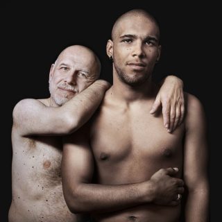 Portrait d'un père et son fils, torses nus