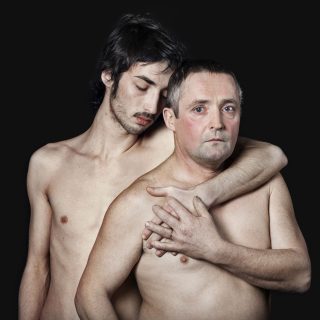 Portrait d'un père et son fils, torses nus