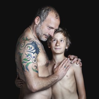 Portrait d'un père et son fils, torses nus