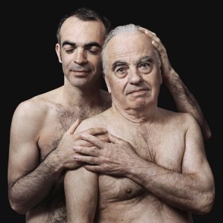 Portrait d'un père et son fils, torses nus